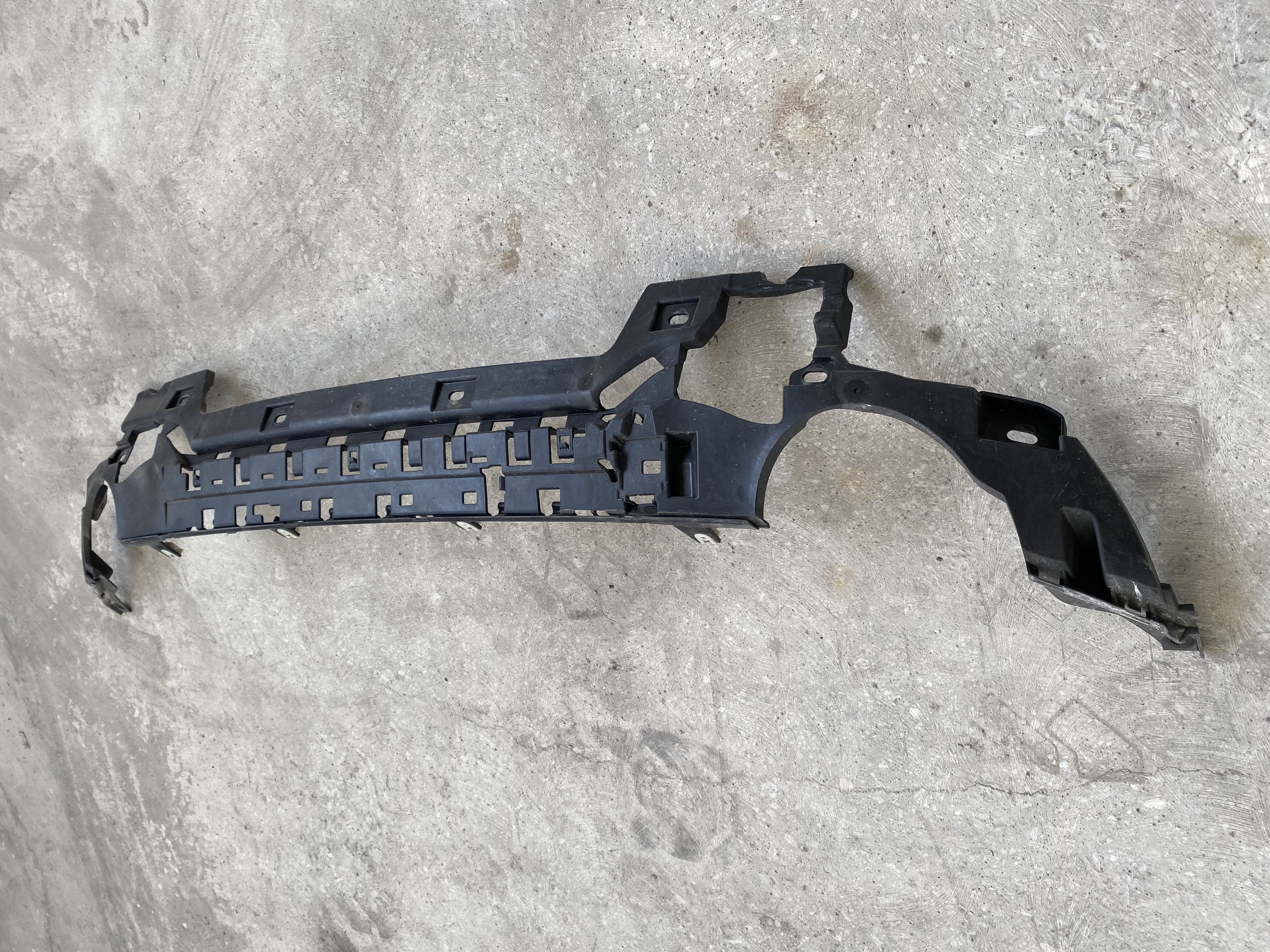 BMW 3 SERİSİ G20 ÇIKMA ORJİNAL ARKA TAMPON ALT BRAKETİ 8069392