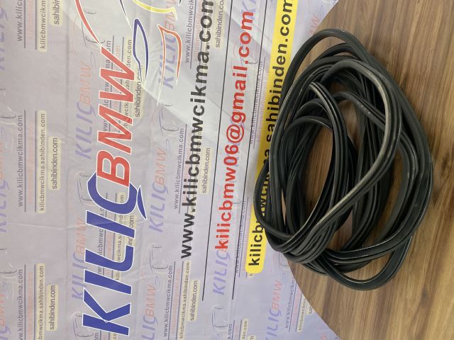 BMW ÇIKMA YEDEK PARÇA F40 116 118 ÇIKMA ORJİNAL KAPI FİTİLİ ÖN KASAYA GEÇEN 51729880688