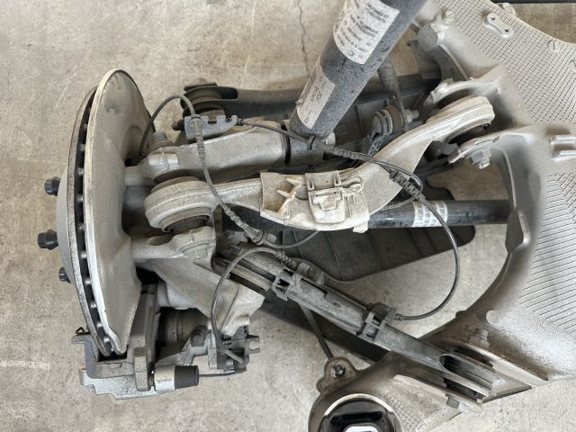 BMW G60 520İ SOL ARKA TAŞIYICI 33306898357